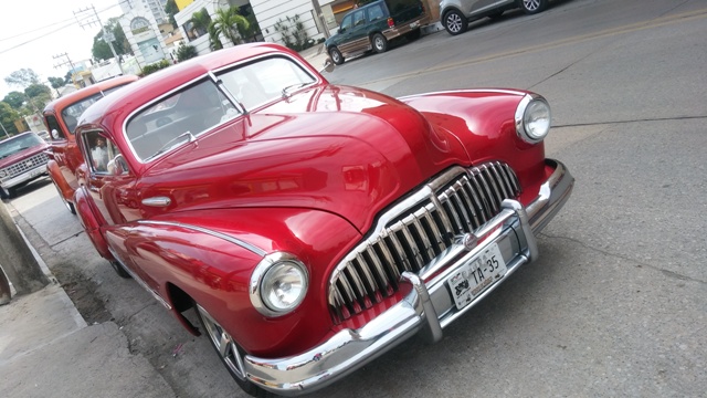 Autos clásicos desfilan por calles de Tampico