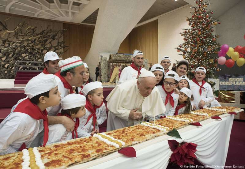 “Cómanse todos estos cuatro metros de pizza” porque los hará crecer, les dijo el pontífice a los niños que lo acompañaron en la celebración.