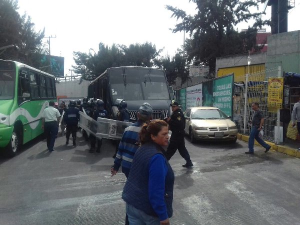Los granaderos tuvieron que intervenir para evitar el linchamiento del presunto asaltante.