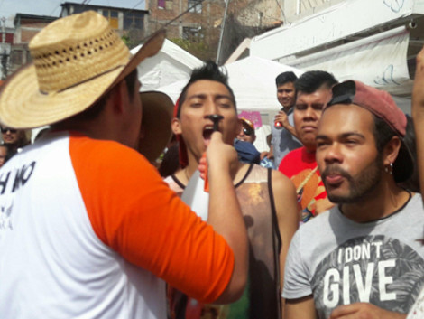 Desde el inicio del recorrido del tradicional Paseo del Pendón, en la calle céntricas se colocaron mesas habilitadas como pequeños puestos para vender