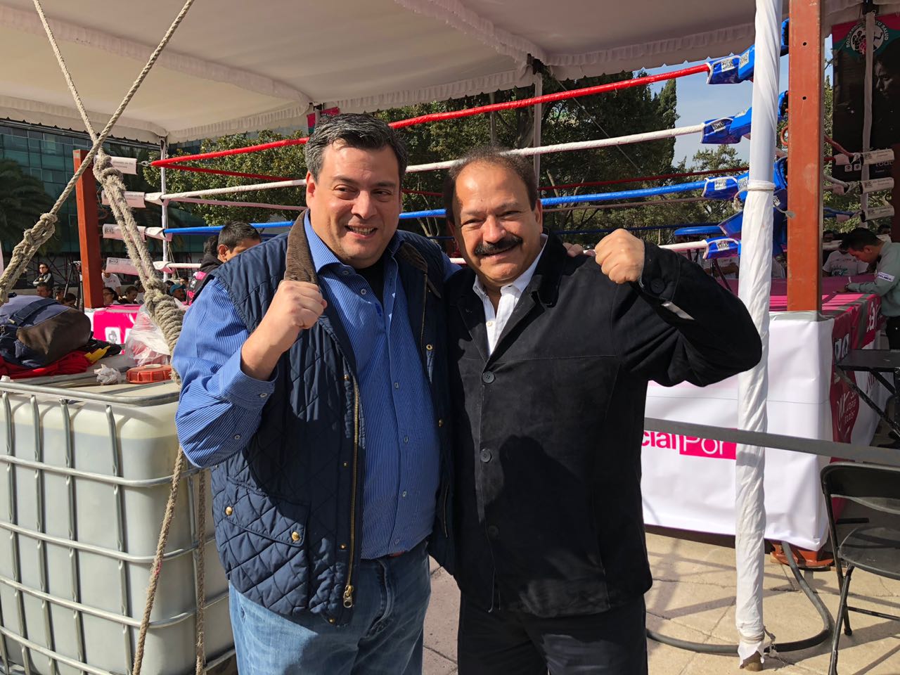 El presidente del Consejo Mundial de Boxeo (CMB), Mauricio Sulaimán, y el ex titular de Salud local, Armando Ahued.