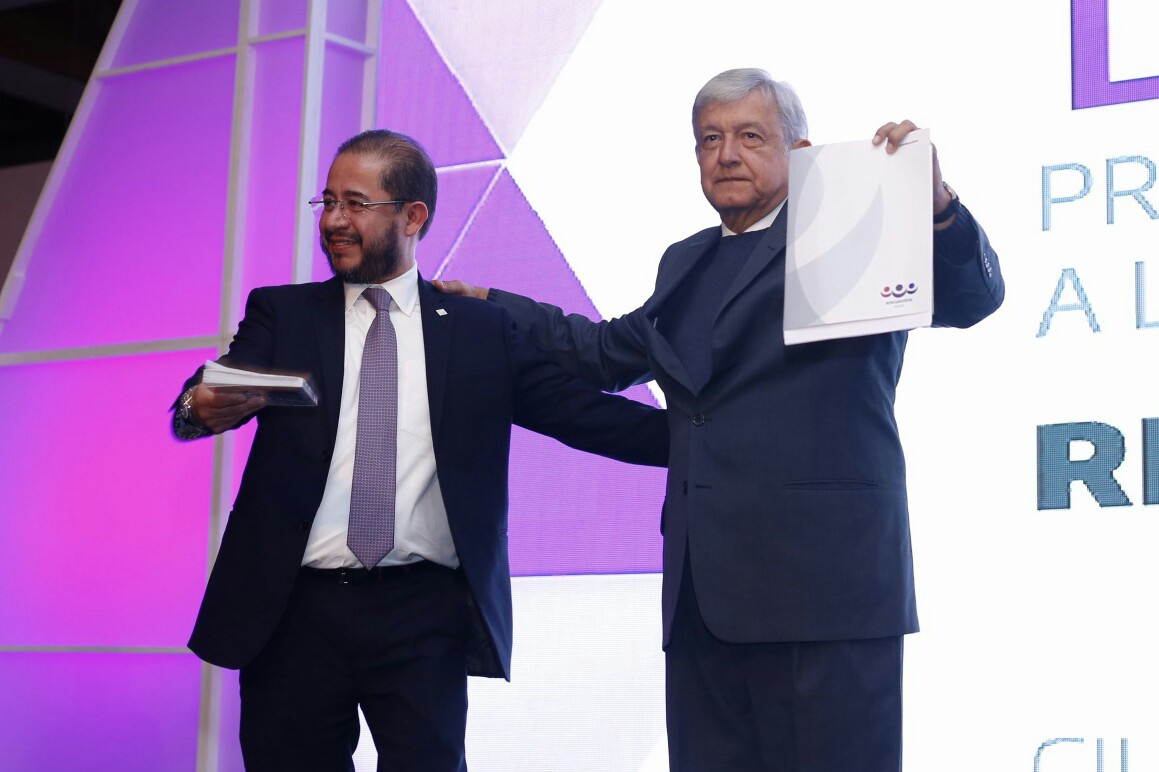 AMLO se registró como precandidato Presidencial del PES.