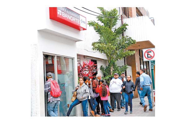 Existen casi cinco cajeros automáticos por cada 10 ml adultos en México; en Brasil, 13 por cada 10 mil.