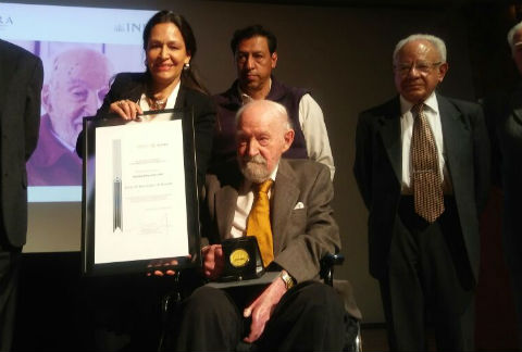 El ingeniero Óscar de Buen con la Medalla Bellas Artes. 
