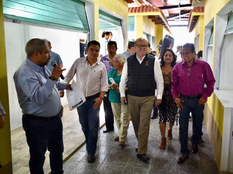 El gobernador de Morelos, Graco Ramírez inauguró el mercado municipal de Atlatlahucan, el cual tuvo un costo de 11.6 millones de pesos.