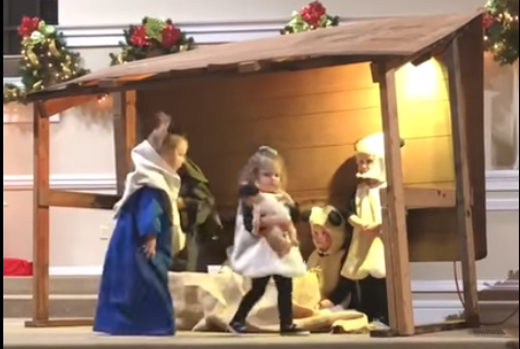 Una representación del nacimiento se convirtió en una pelea por el muñeco del niño Jesús.