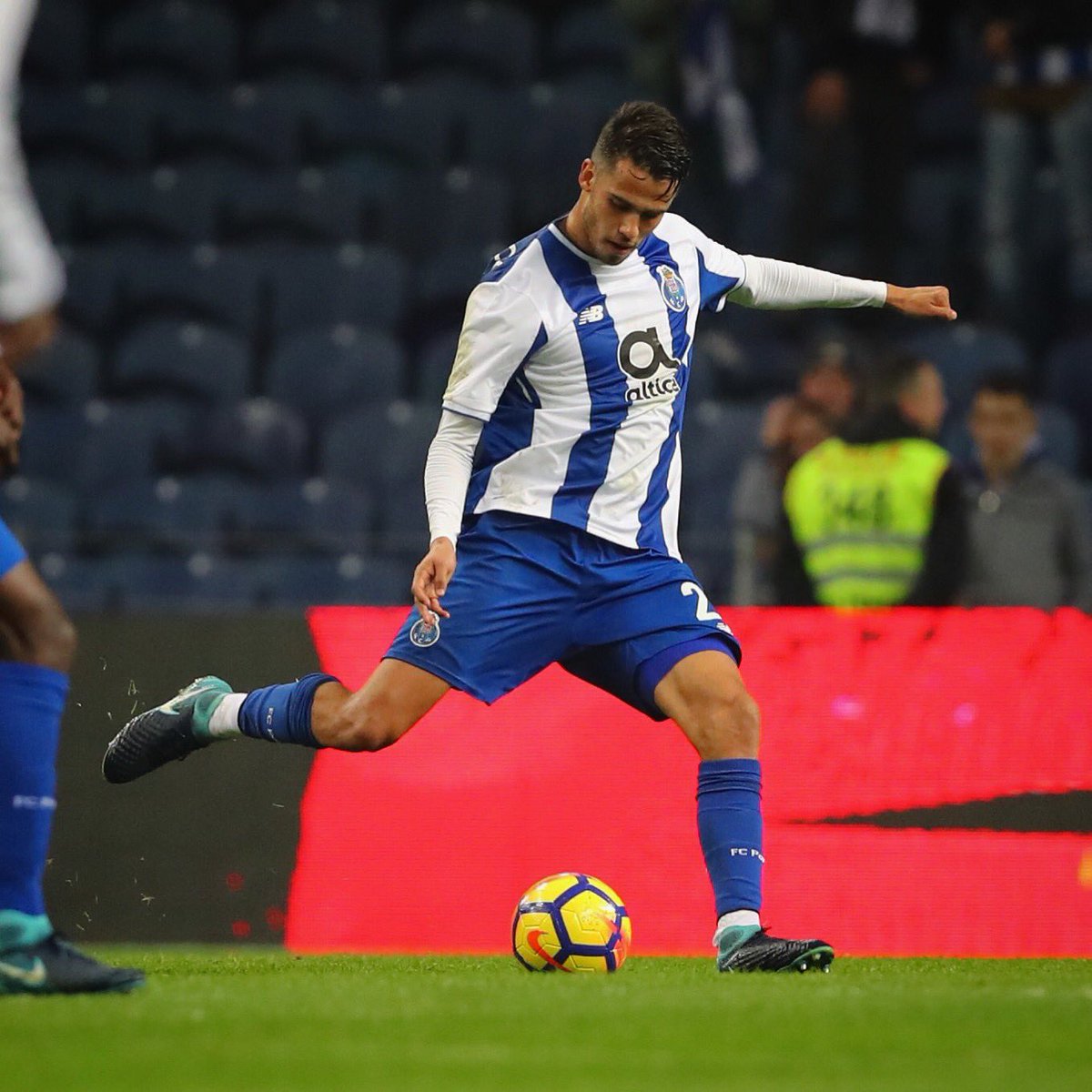 Reyes en partido con el Porto