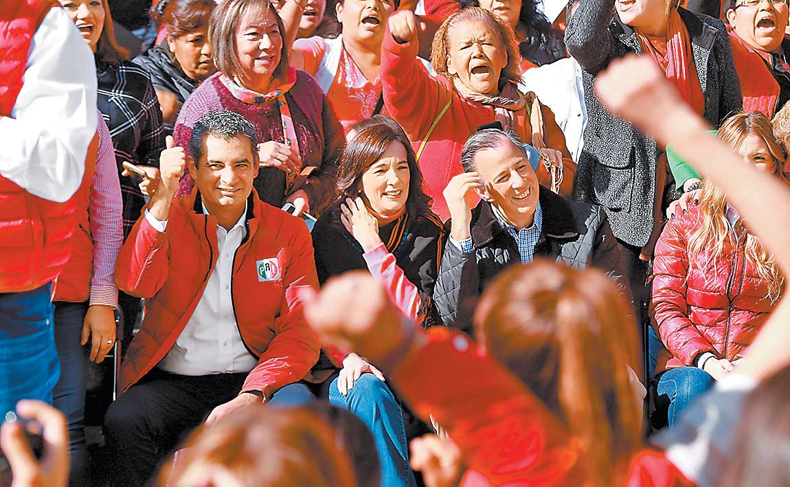 El ex secretario de Hacienda estuvo acompañado de su esposa, Juana Cuevas, y del líder priista, Enrique Ochoa.