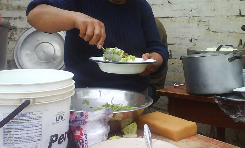 Sirviendo comida. 