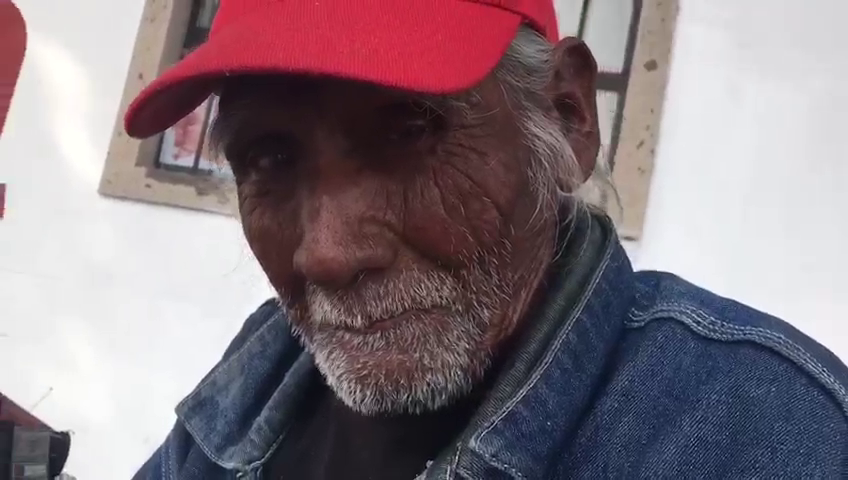 Don Juan Hernández cuenta que en el albergue no le han ofrecido que pueda regresar y por eso vive en vía pública. 