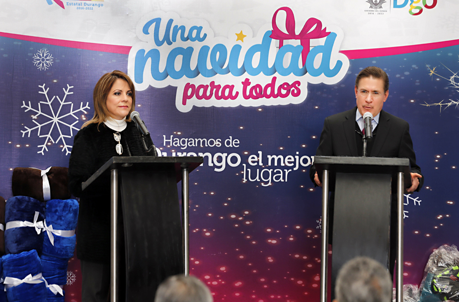 El gobernador José Rosas Aispuro Torres y su esposa Elvira Barrantes, presidenta del DIF.