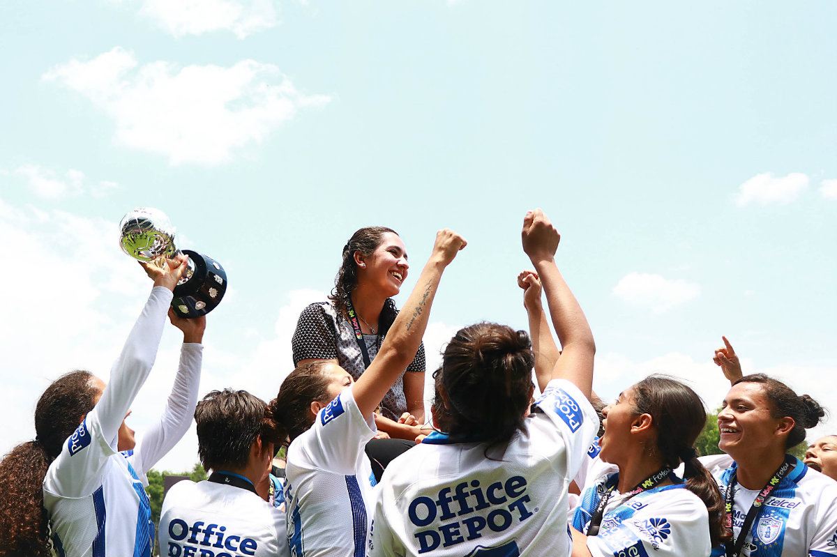 Jugadoras de las Tuzas celebran el título de Copa en la Liga MX Femenil con su entrenadora Eva Espejo