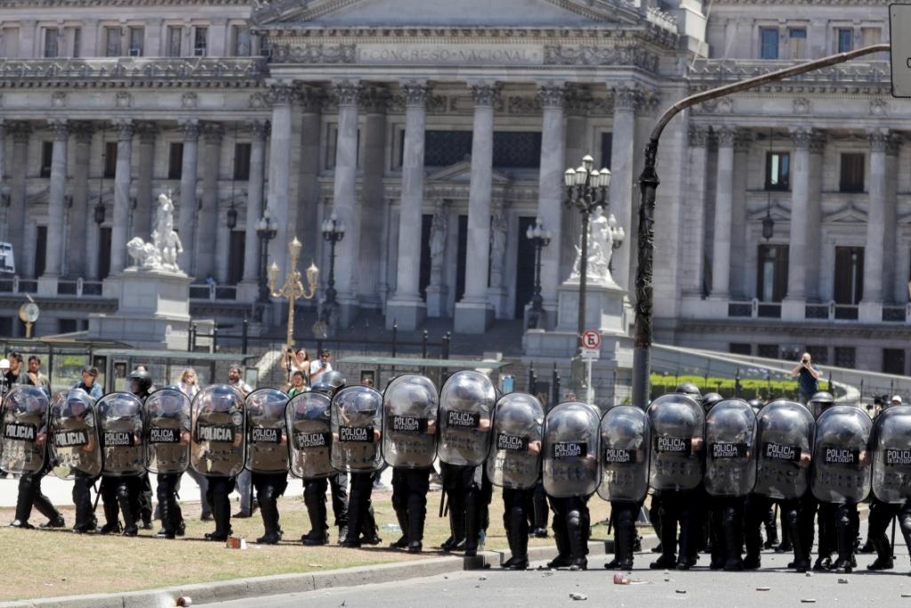 La multitud buscaba forzar la interrupción del debate.