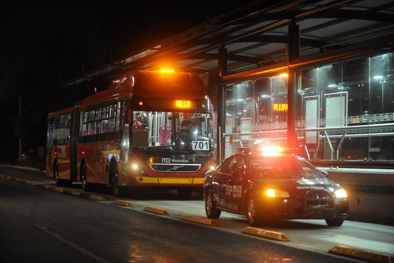 Al llegar a la estación 416, los sujetos se bajaron y se dispersaron entre las calles aledañas.
