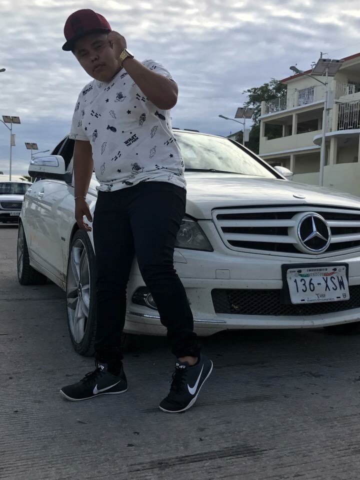 'El Pirata de Culiacán' se hizo famoso por presumir sus fotos con carros de lujo. 