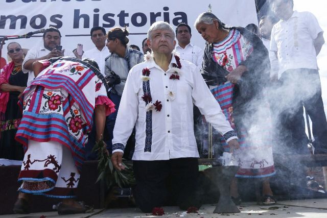 El precandidato de Morena, Andrés Manuel López Obrador, recibe una 'limpia' durante su gira por Huautla de Jiménez, Oaxaca. 