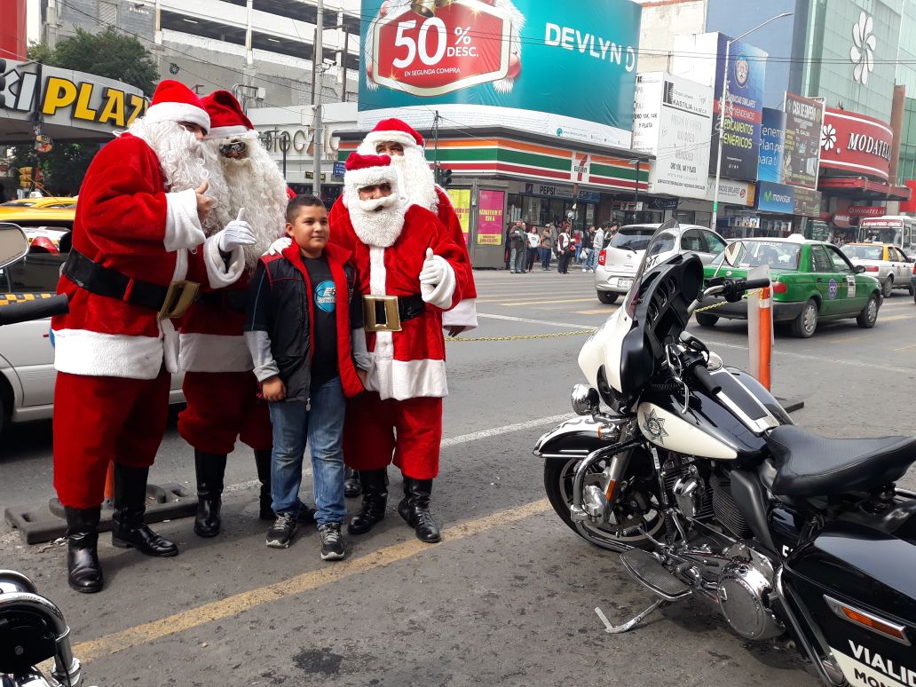 Se toman fotos con los que pasan y los saludan. 