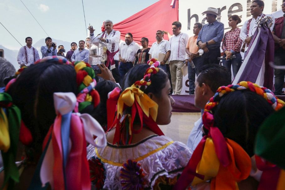 En la sierra Mazateca de Oaxaca, López Obrador prometió ayudar a los pueblos indígenas si gana en 2018.