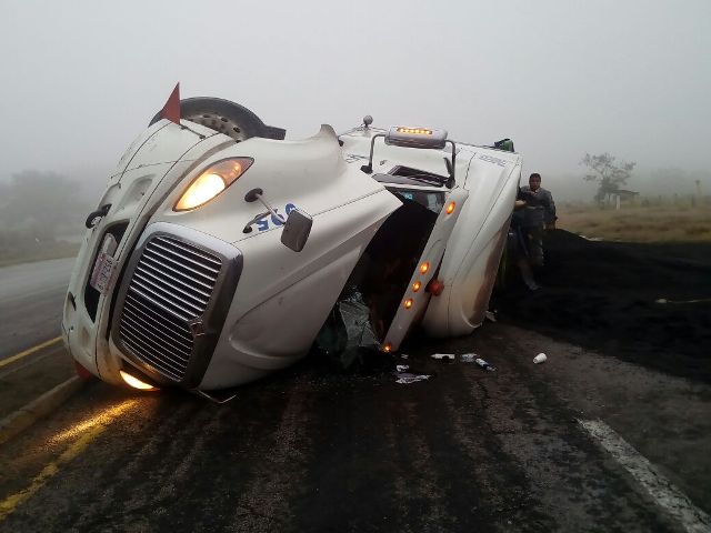 Volcadura de tráiler con asfalta en Pueblo Viejo, Veracruz. 