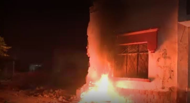 El incendio se registró poco después de las 6:00 de la mañana.