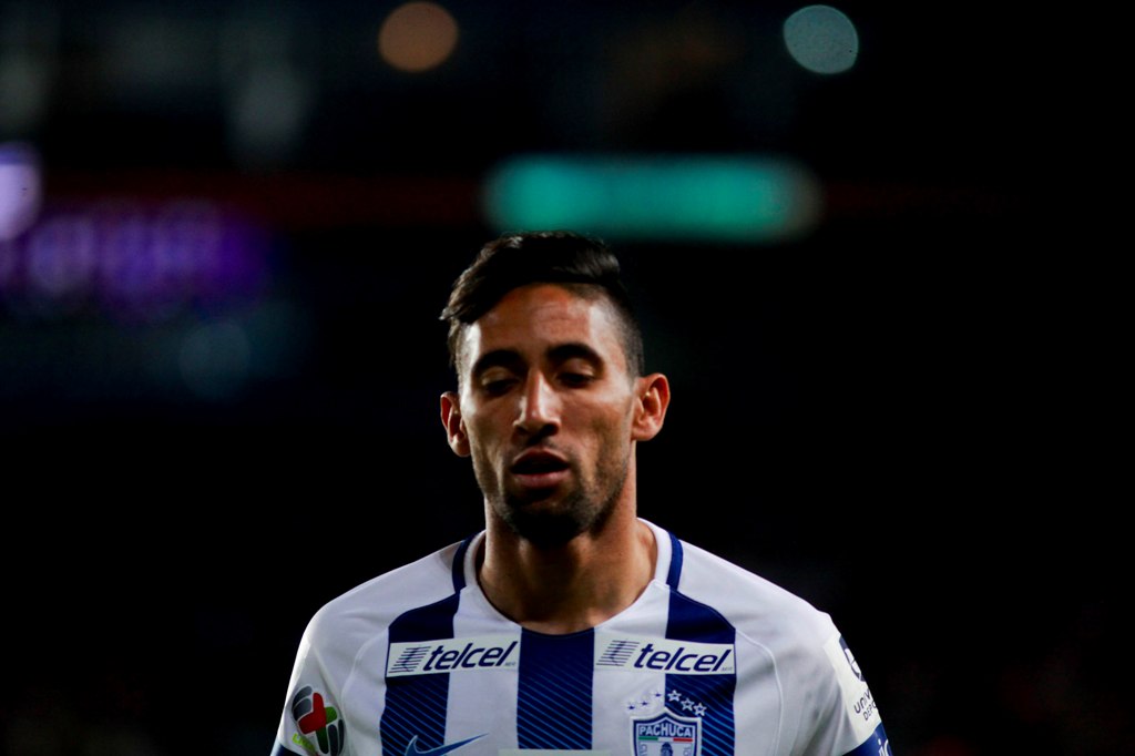 Jonathan Urretaviscaya en partido con Pachuca 