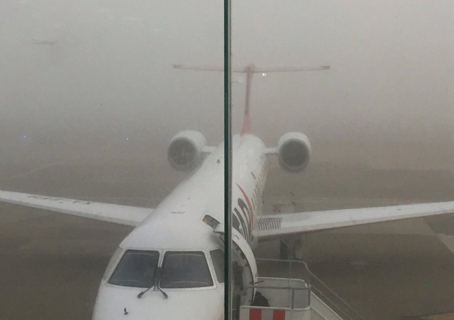 La neblina afecta las operaciones en el aeropuerto.