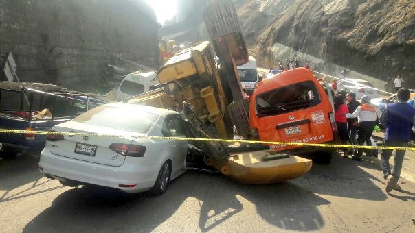 La retroexcavadora cayó en varios vehículo en Interlomas.