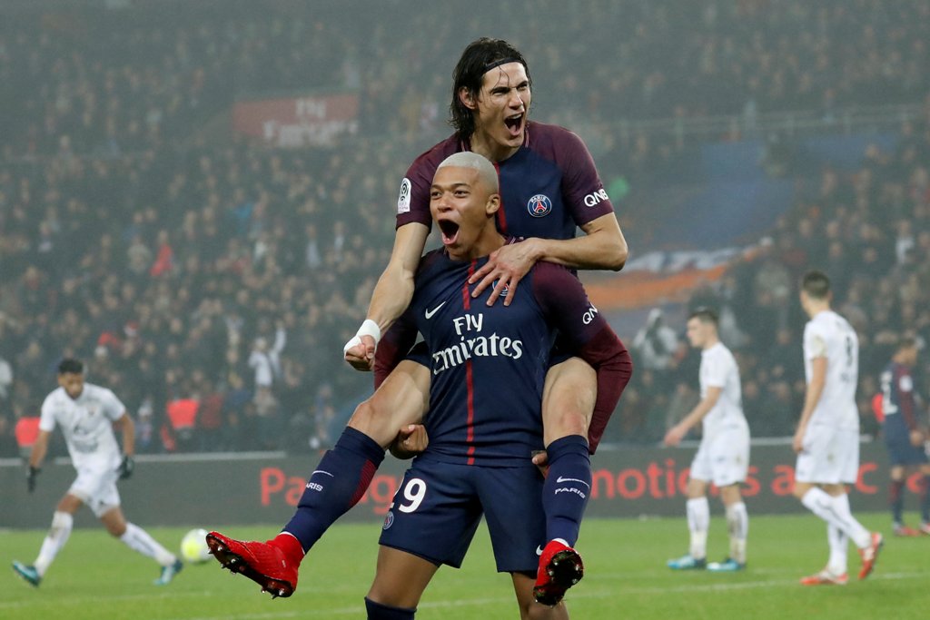 Mbappe y Edinson Cavani en festejo de gol 