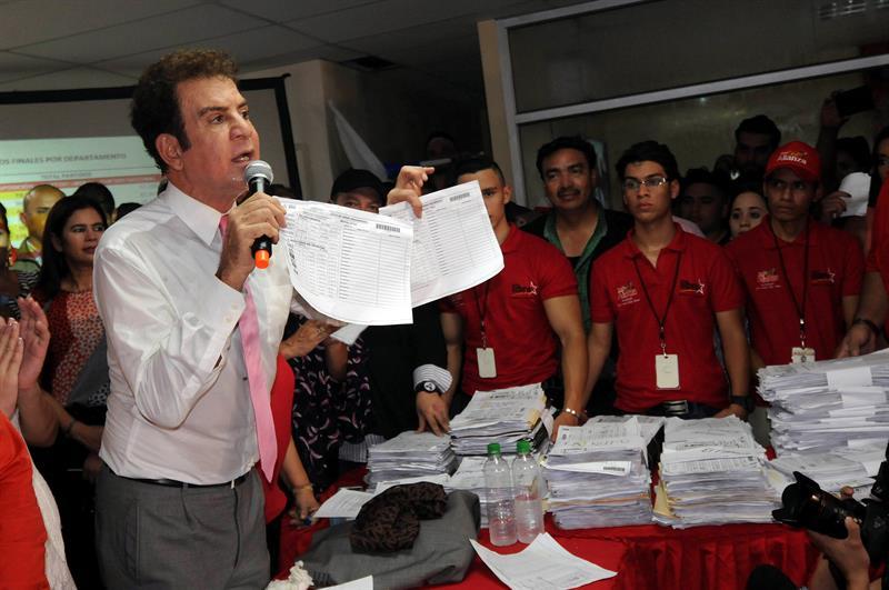El opositor Salvador Nasralla alega que las elecciones estuvieron fraudulentas.