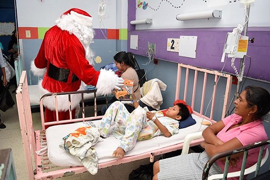 Santa entregó regalos a los niños que reciben tratamiento médico.