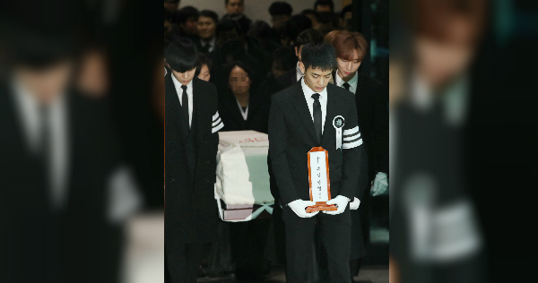 Amigos y familiares asistieron al funeral de Kim Jong-ghyun