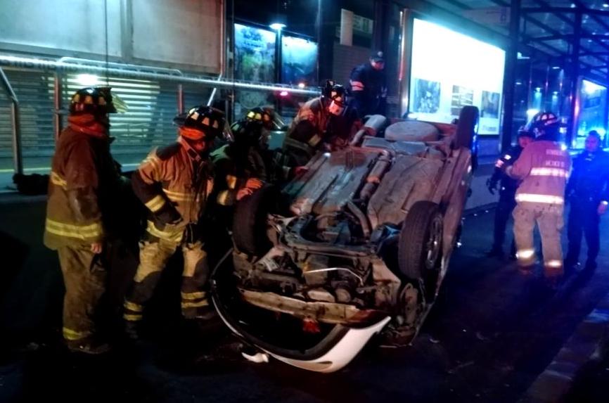 El conductor quedó prensado en el interior del auto, sin resultar lesionado.
