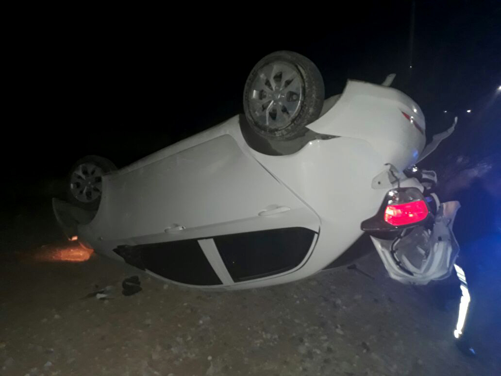 El conductor del Hyundai brincó el camellón y volcó. 
