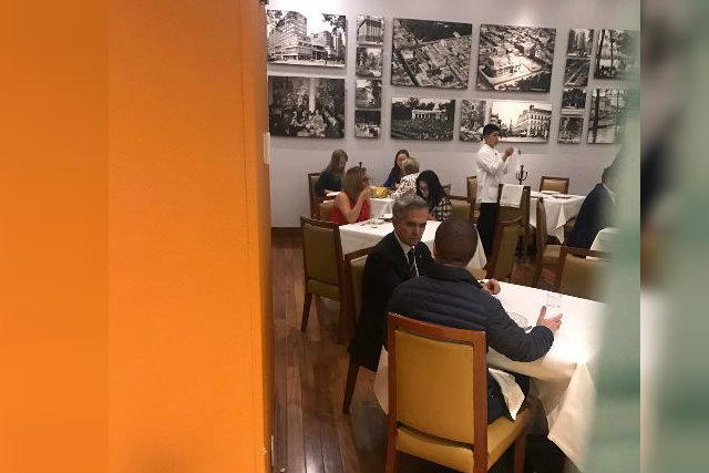 El jefe de Gobierno, Miguel Ángel Mancera, y el precandidato del PAN a la Presidencia, Ricardo Anaya comieron juntos en "El Cardenal". 