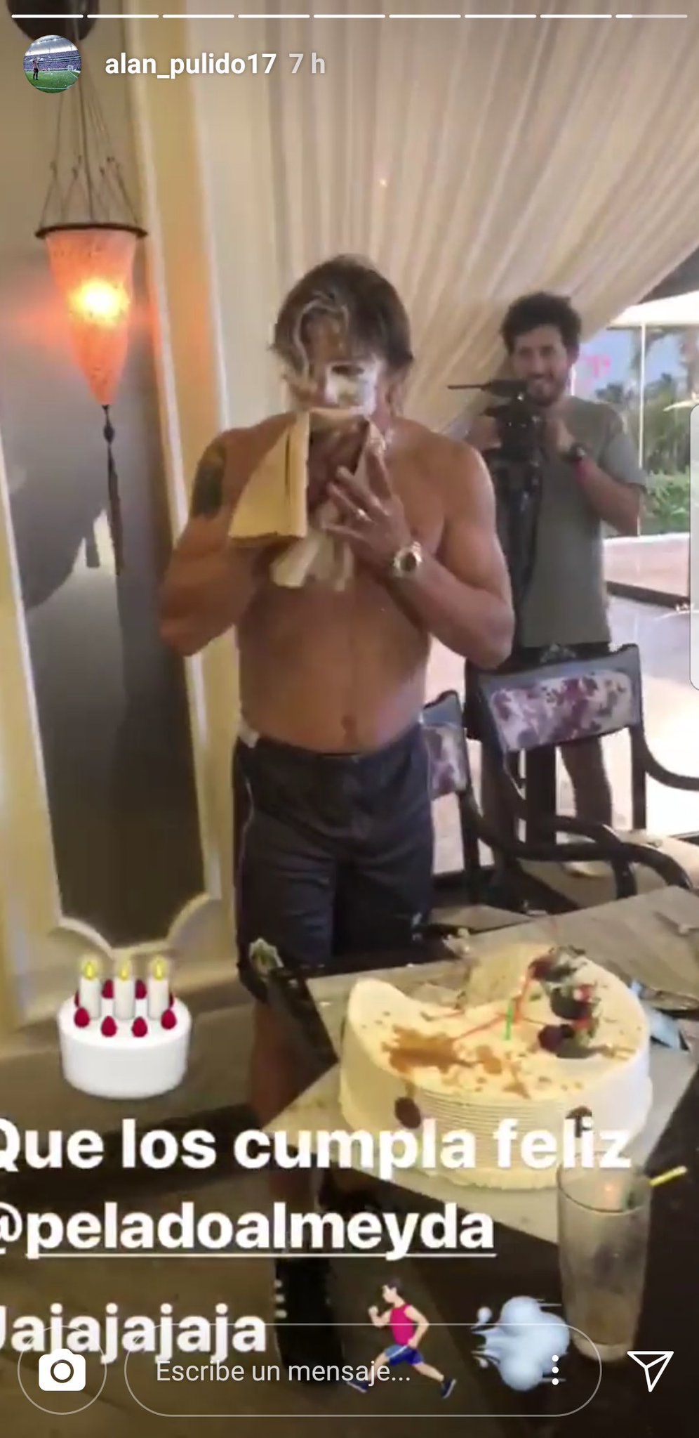 Matías Almeyda festeja su cumpleaños con pastelazo