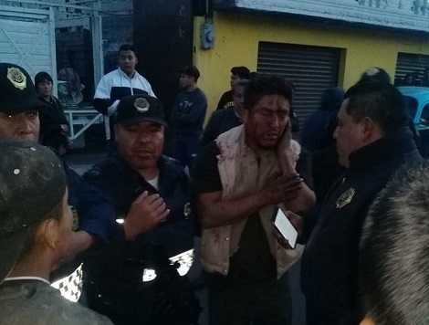 Policías capitalinos llegaron al lugar para asegurar al conductor.