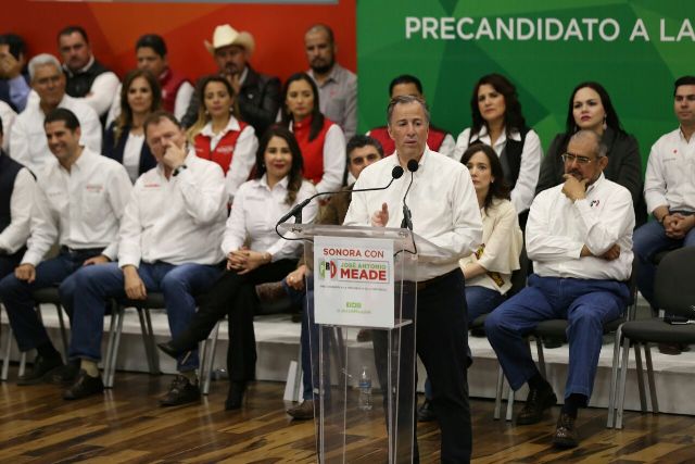 El precandidato del PRI a la Presidencia, Andrés Manuel López Obrador, se reunió con militantes en Sonora. 