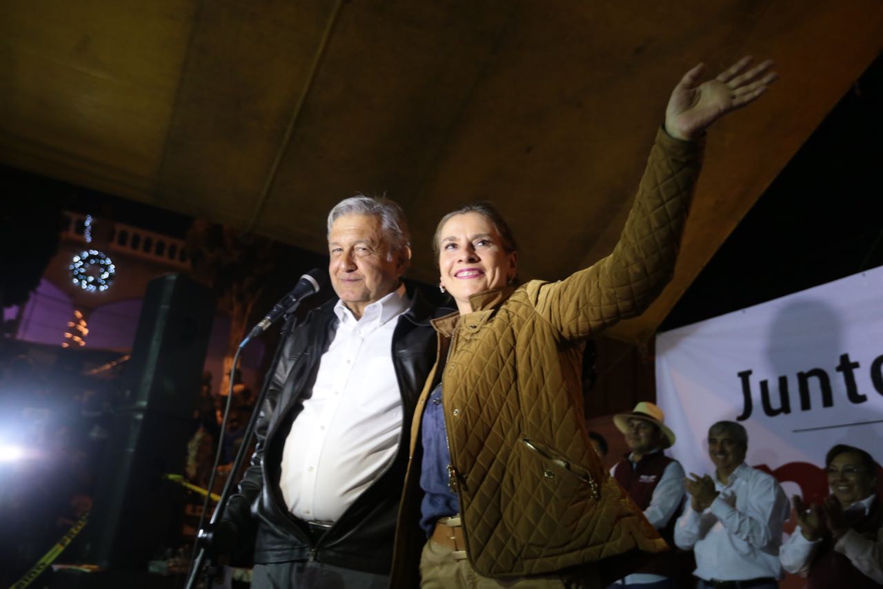 AMLO estuvo acompañado por su esposa Beatriz Gutiérrez en su mitin en Tepeji del Río.