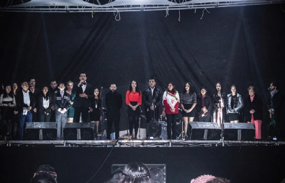 El equipo de la cinta durante la presentación acompañando al director.
