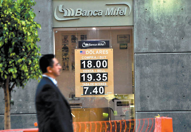 En sucursales bancarias el dólar alcanzó un valor hasta de $19.75. 