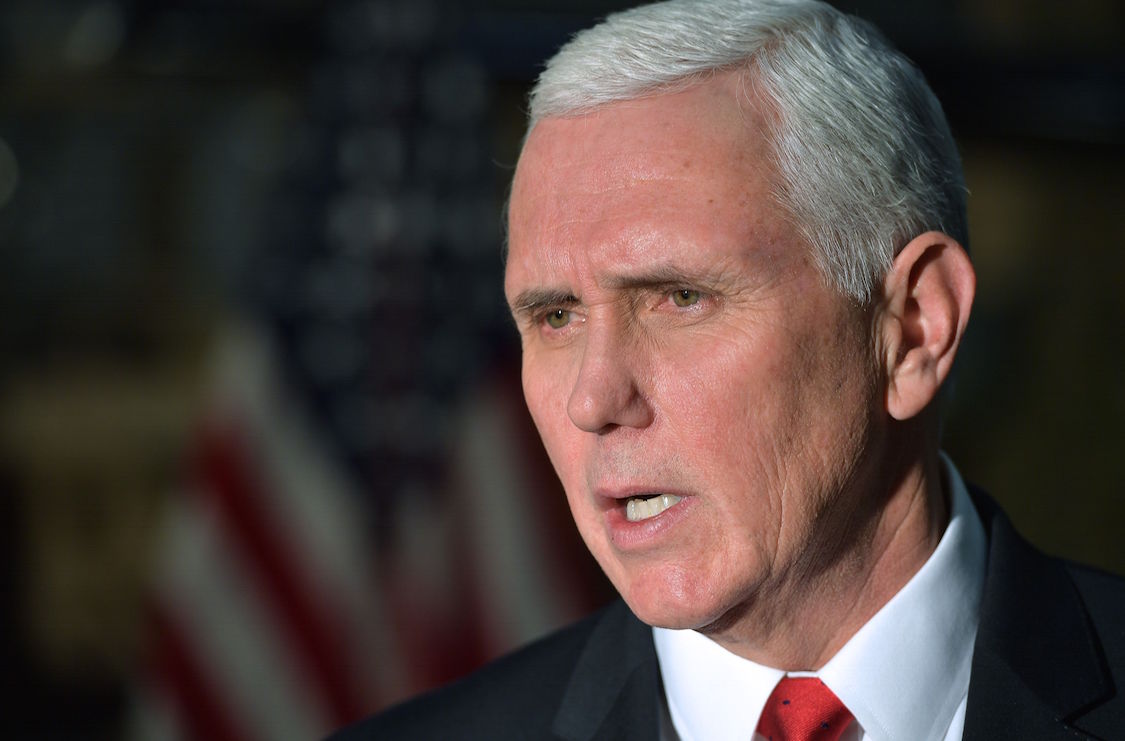 El vicepresidente de EU, Mike Pence, quien alabó y agradeció a Trump durante tres minutos.