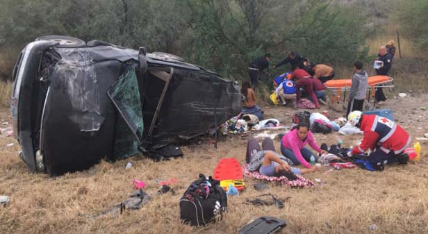 Cuerpos de auxilio atienden a los heridos.