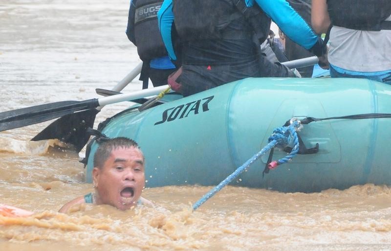 Equipos de emergencia, soldados, policías y voluntarios fueron movilizados para buscar supervivientes.