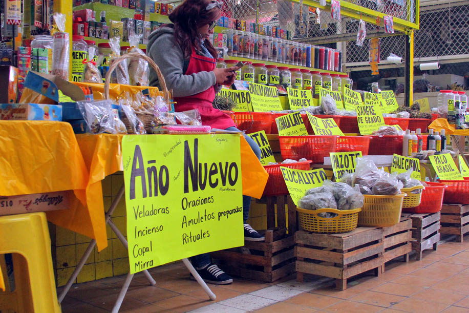En el Mercado Juárez se preparan para tener artículos de Navidad y Año Nuevo.