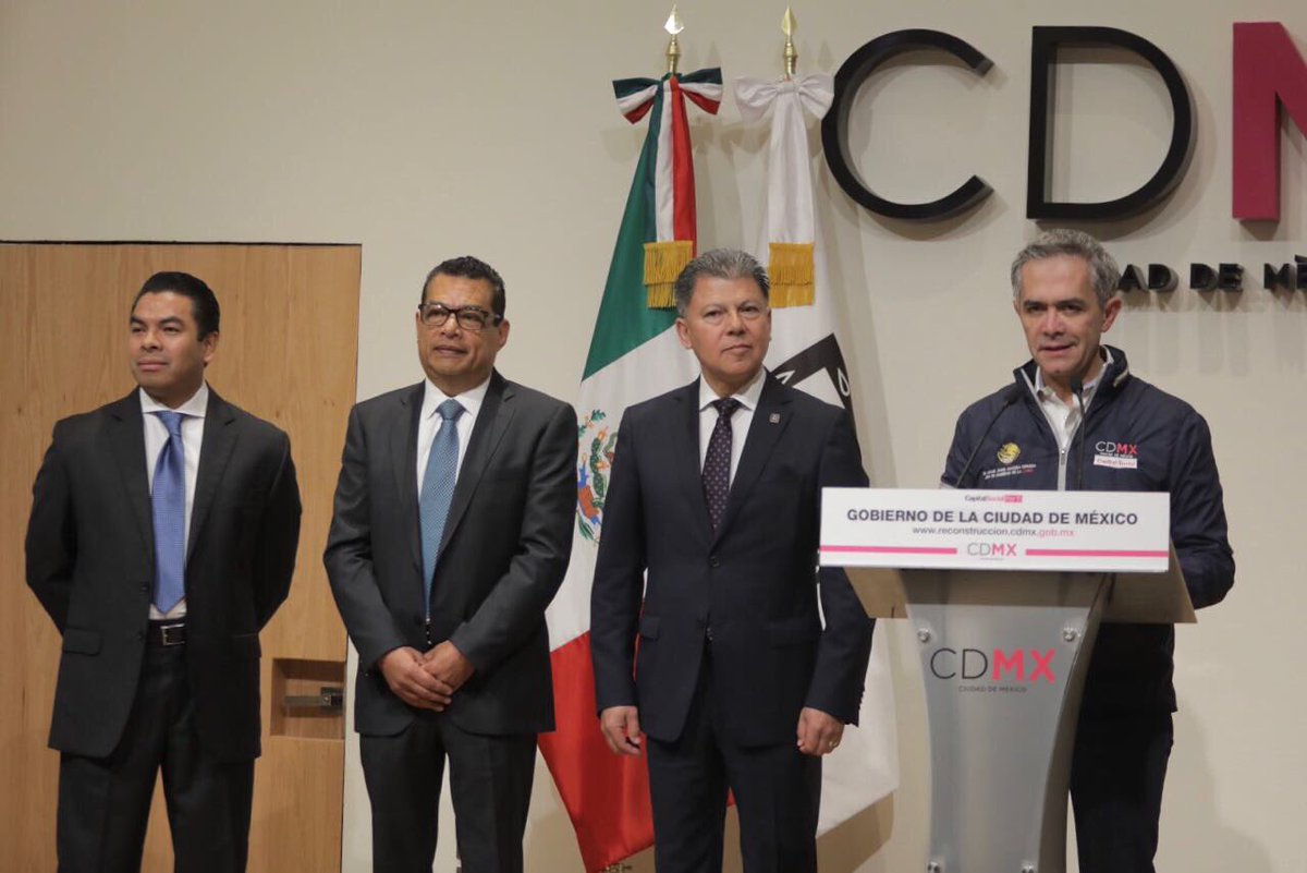 Miguel Ángel Mancera, jefe de Gobierno de la Ciudad de México, en la toma de protesta de los nuevos secretarios y consejero.