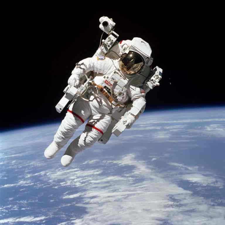 Con un propulsor, el astronauta se desplazó más de 100 metros de la nave espacial Challenger durante el histórico hito.