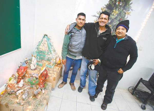 Algunas familias llevan comida a los migrantes para compartir.