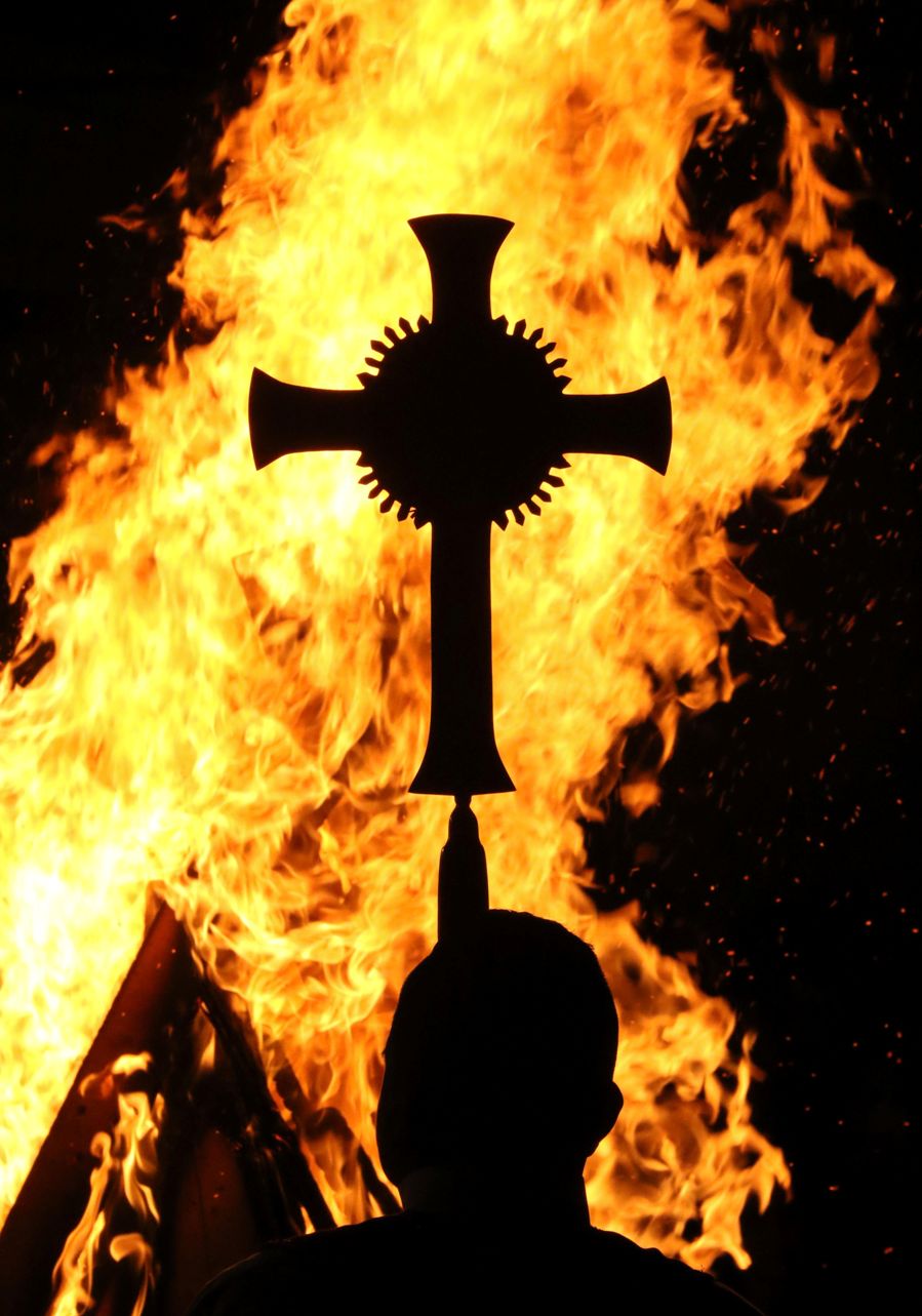 Los cristianos iraquíes asisten a la misa de Nochebuena en la iglesia de Mart Shmoni, la capital del Kurdistán.