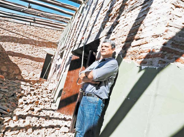 El director de la compañía teatral busca apoyos del INBA y en redes sociales para la reconstrucción.