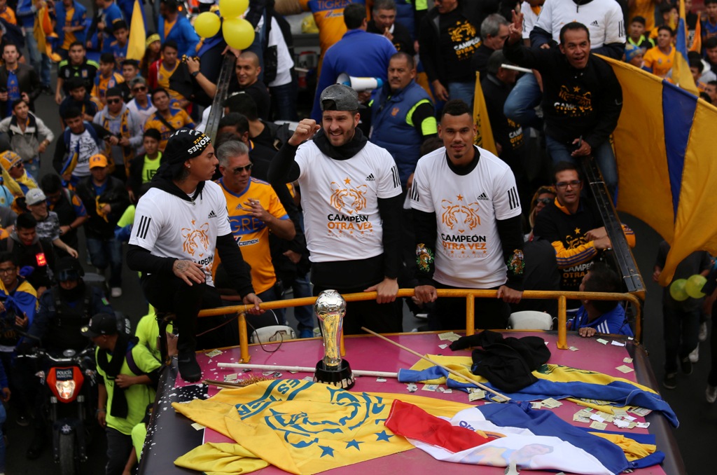 Eduardo Vargas y André-Pierre Gignac en festejo